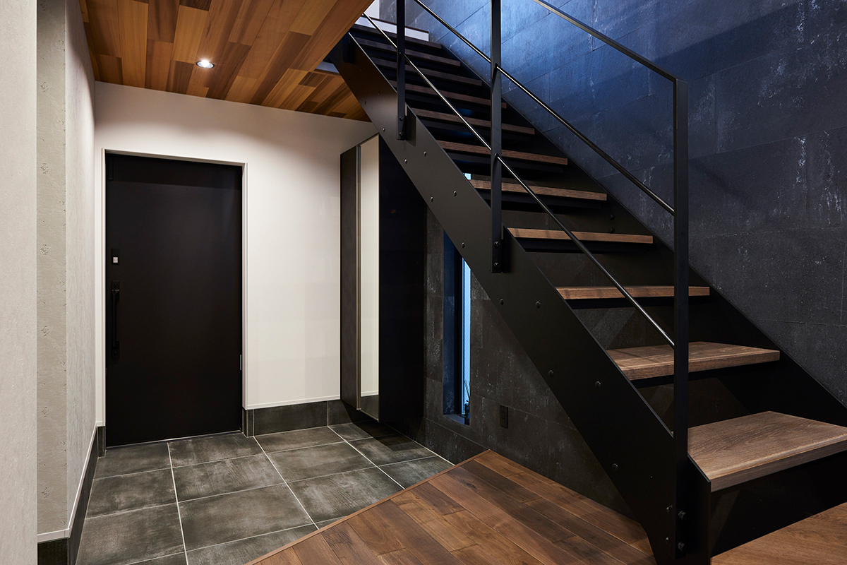 木の質感が映える外観