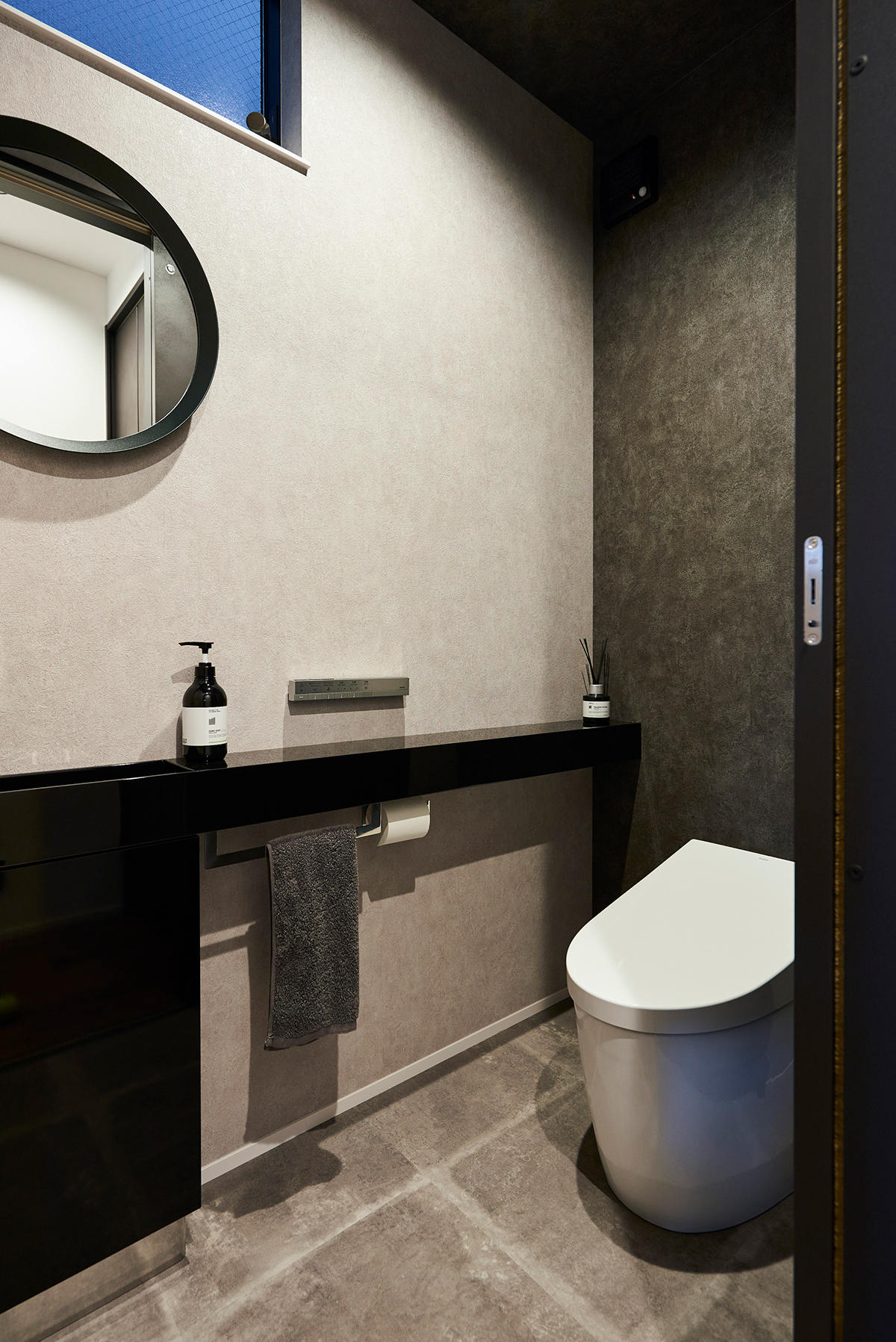 木の質感が映える外観