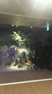 ④外部照明(人が映り込む)