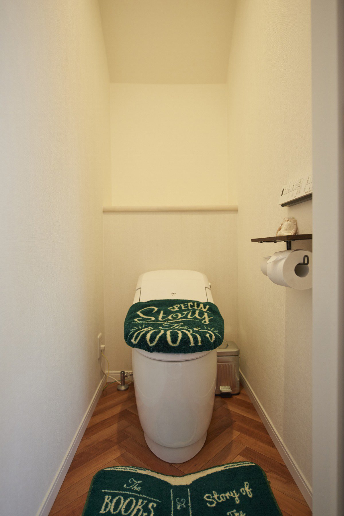 雑貨が映えるラスティックモダンな家