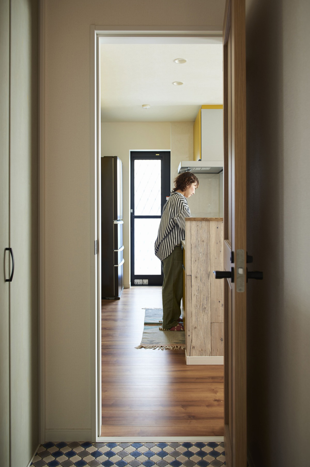 雑貨が映えるラスティックモダンな家