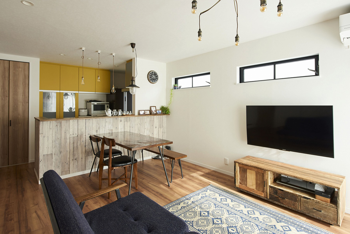 雑貨が映えるラスティックモダンな家