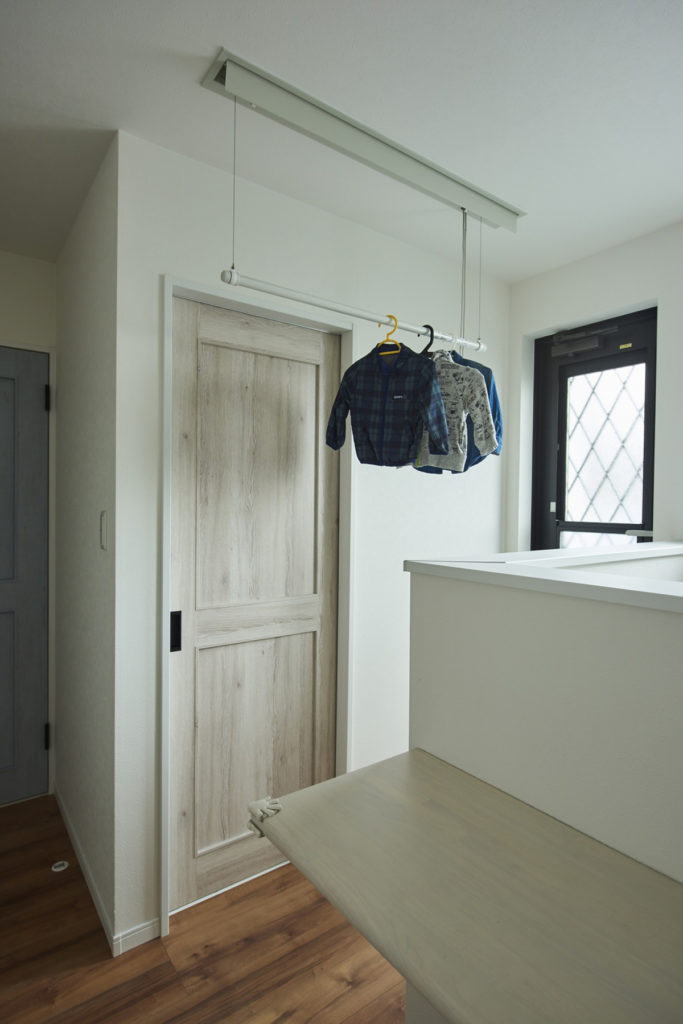 雑貨が映えるラスティックモダンな家