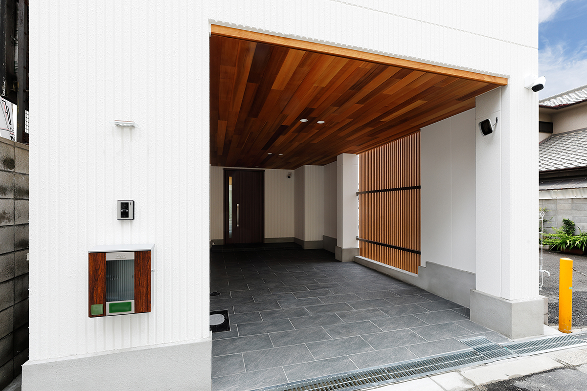 白を基調に木のぬくもりのある家