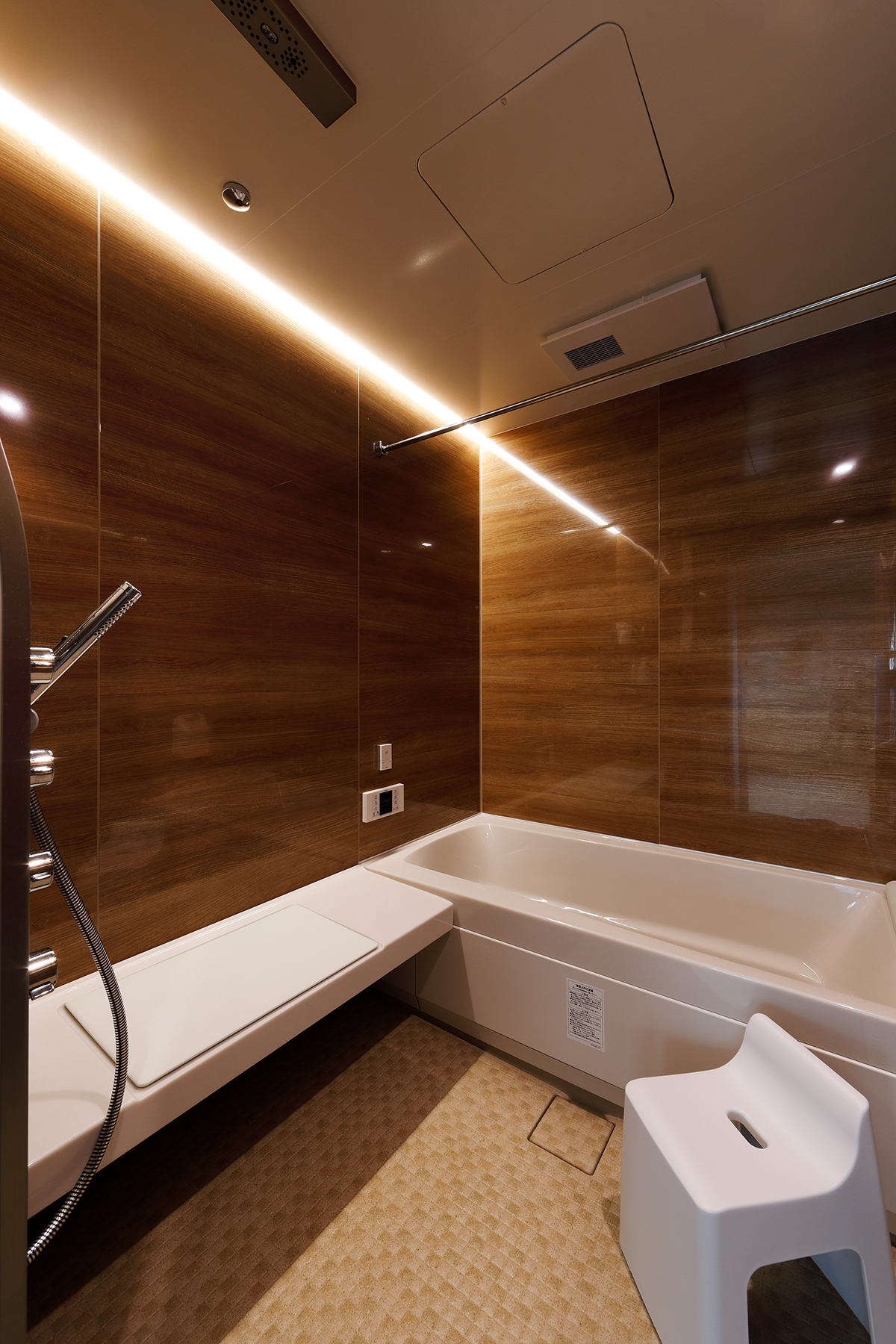 白を基調に木のぬくもりのある家