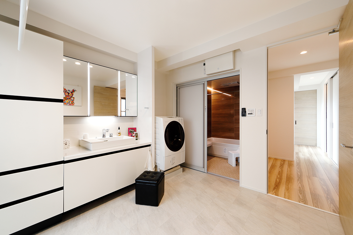 白を基調に木のぬくもりのある家