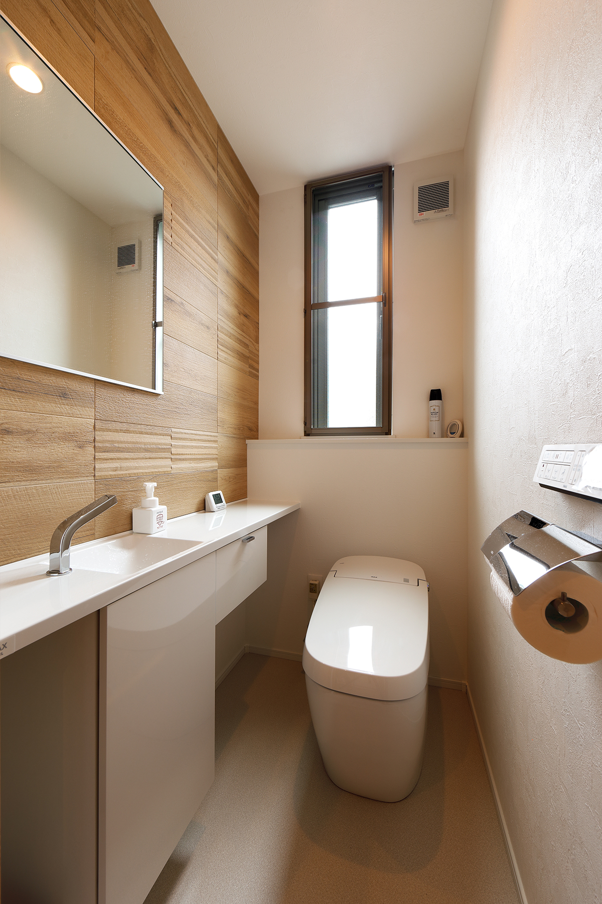 白を基調に木のぬくもりのある家