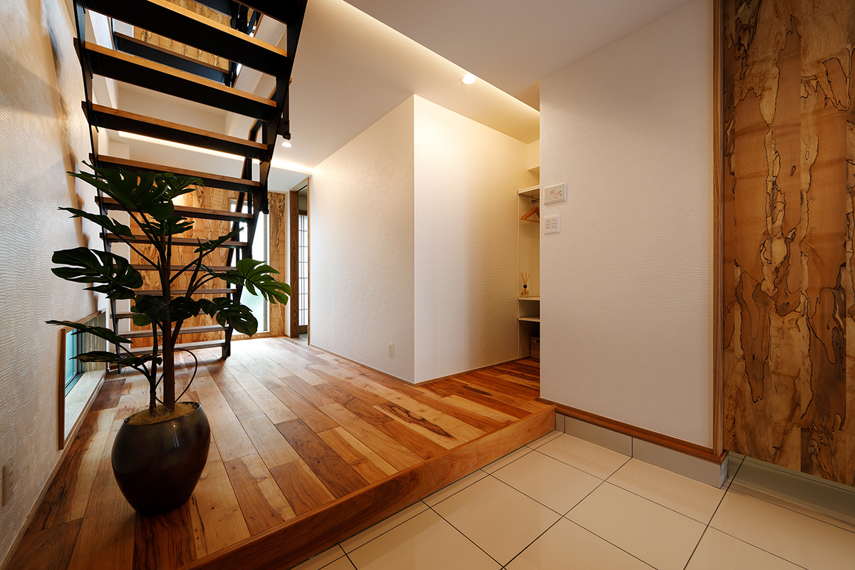 白を基調に木のぬくもりのある家