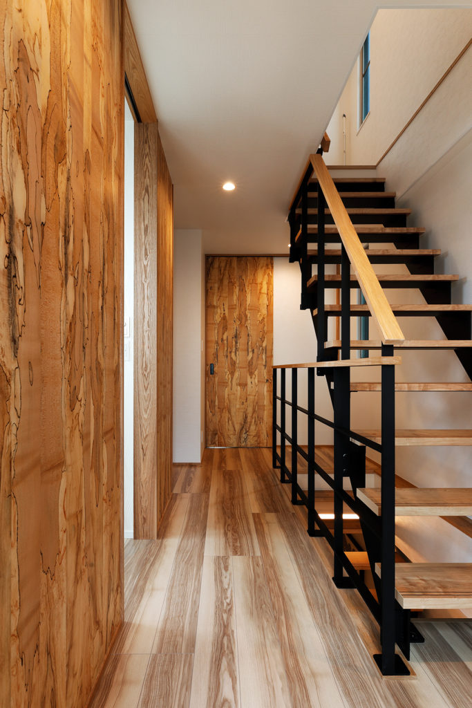 白を基調に木のぬくもりのある家