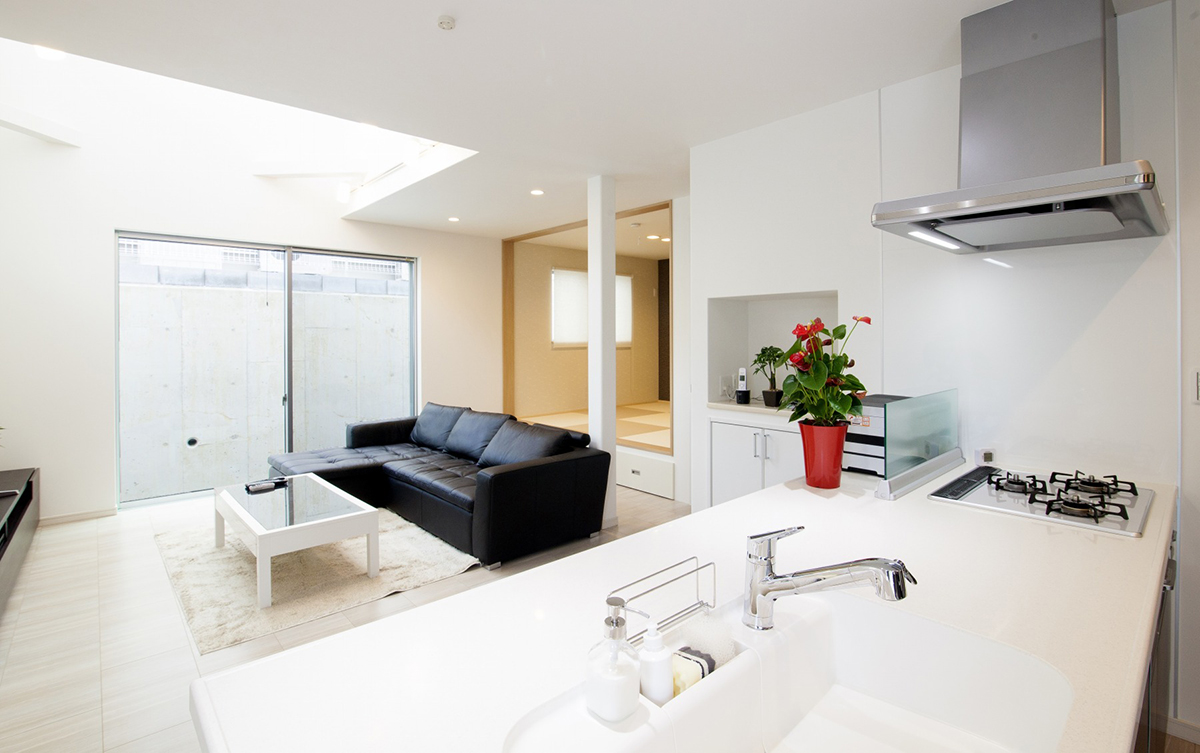 陽が射し込むハコの家