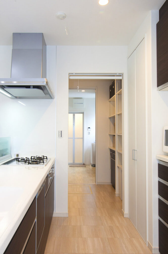 陽が射し込むハコの家