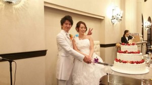 近藤夫妻　結婚式（入刀）