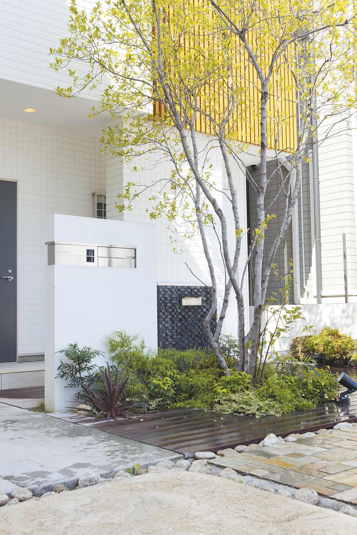 利休梅を望む家