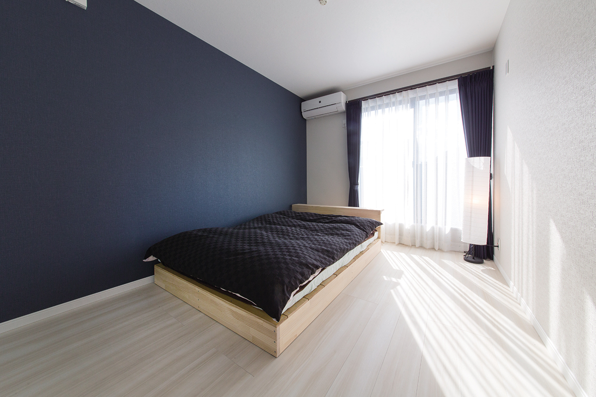 白と黒のシックモダンな家