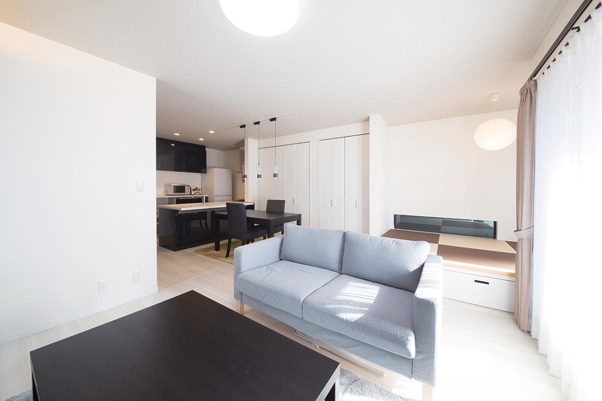 白と黒のシックモダンな家