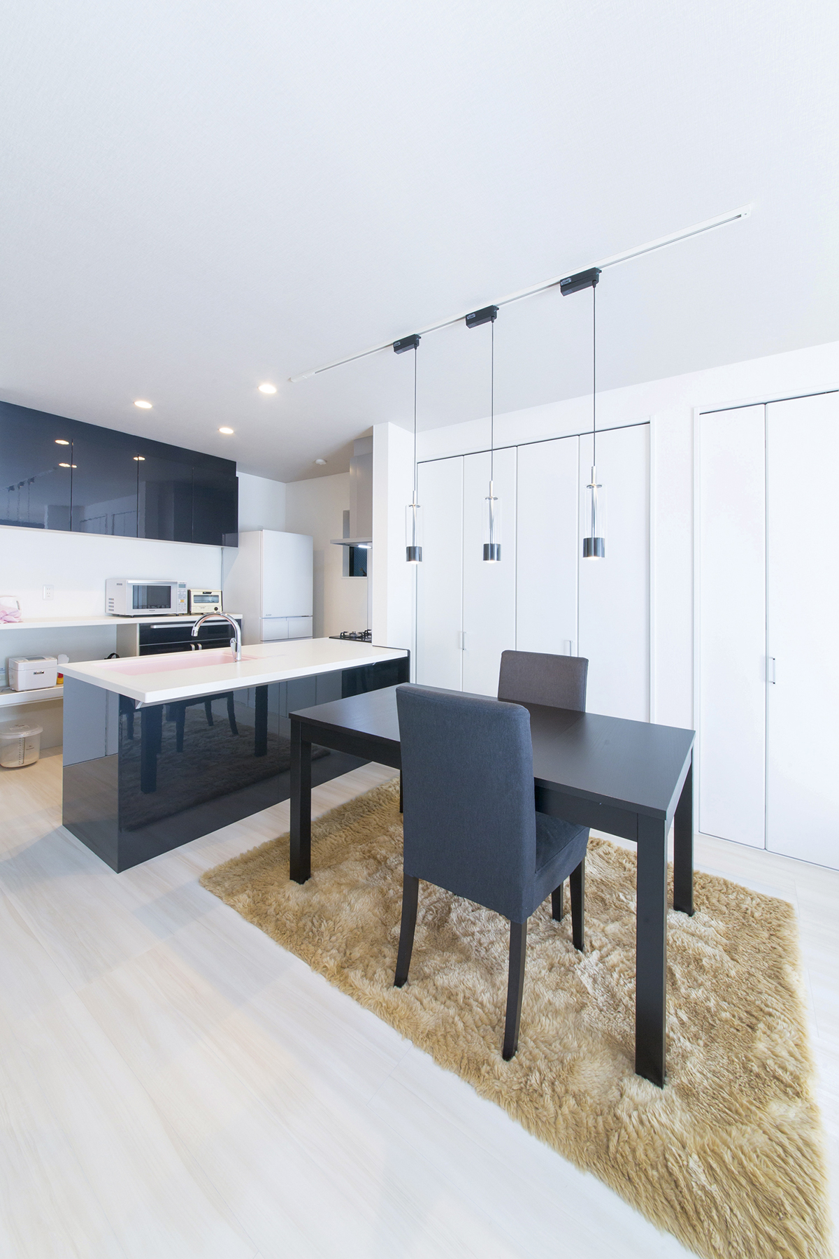 白と黒のシックモダンな家