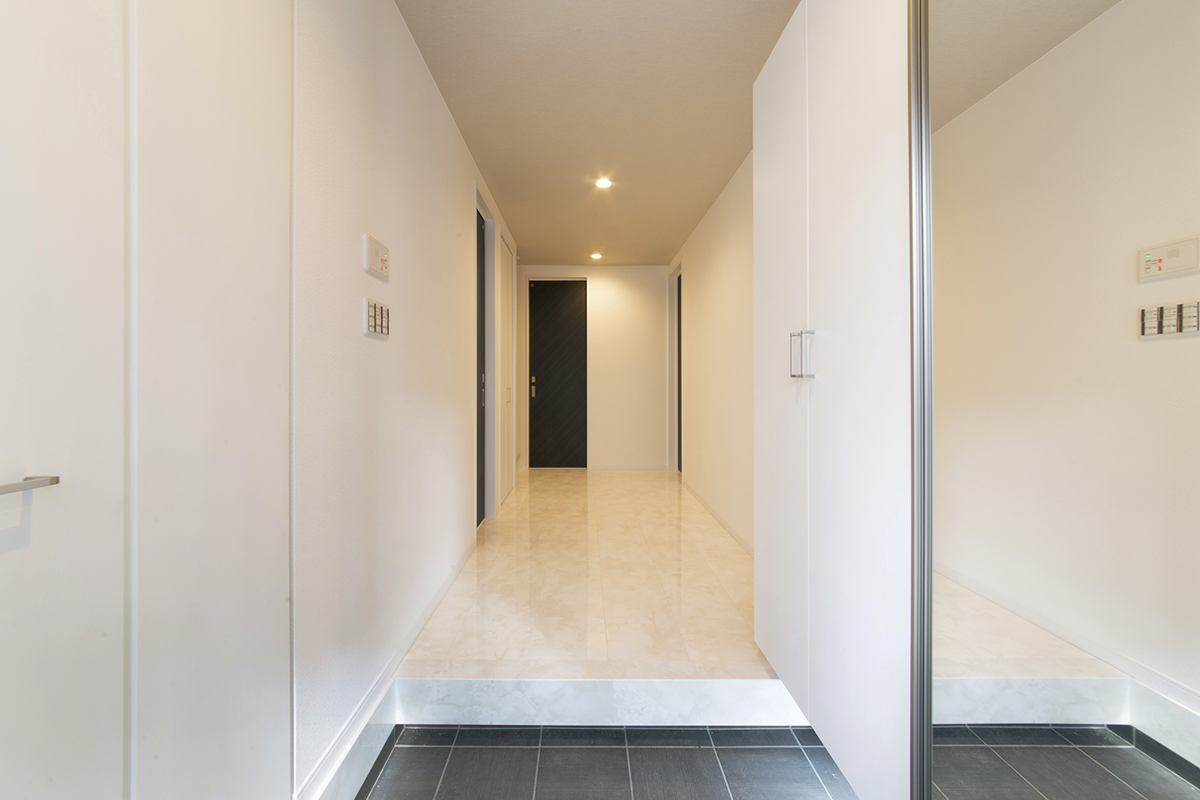 白と黒のシックモダンな家