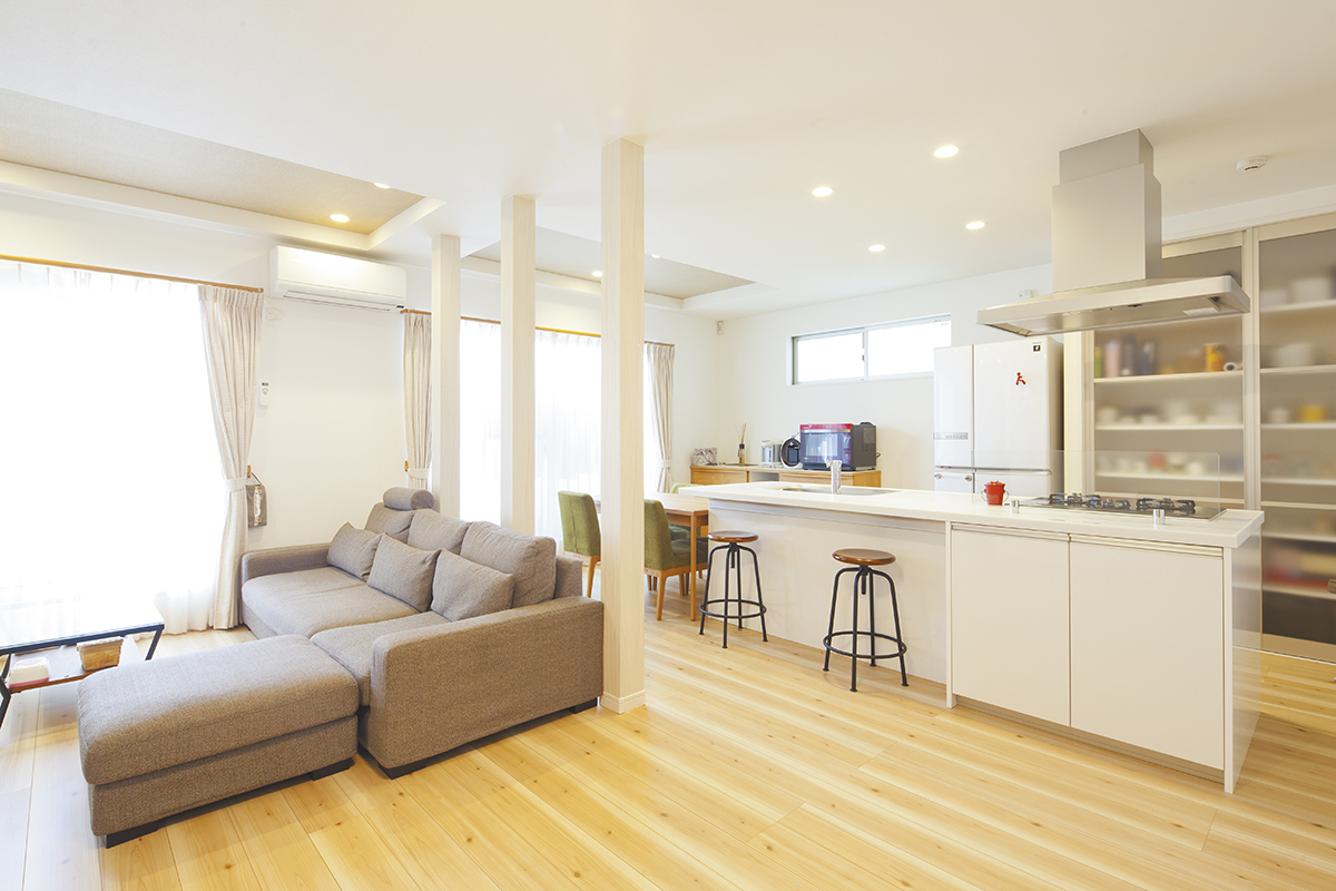 利休梅を望む家