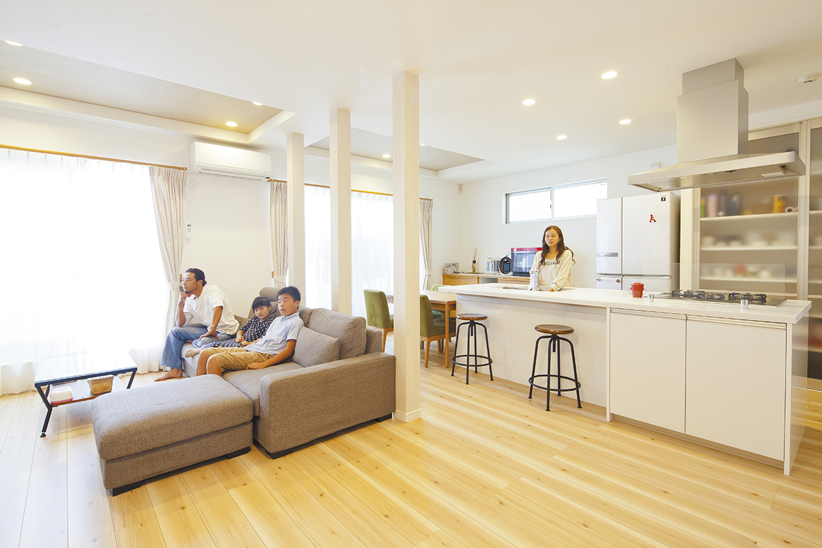 利休梅を望む家